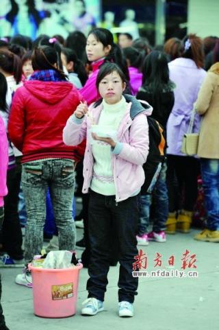 富士康深圳招聘爆棚 当地出动警力维持现场秩序.jpg