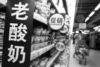 果冻老酸奶被曝大量添加工业明胶 企业否认.jpg