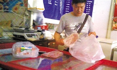 新发地个别商户羊肉卷里掺鸭肉 检疫合格证一毛一张
