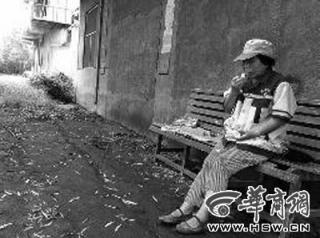 西安200名环卫工被欠薪4个月 午餐1元买3个馒头-财经频道.jpg