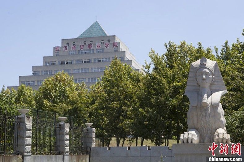 武汉一高校山寨世界名建筑 称是与国际接轨的一种方式-新
