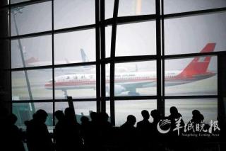 飞机延误真实原因被曝光：载官员富商航班常插队-新华网.jpg