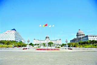 武汉一高校山寨世界名建筑 称是与国际接轨的一种方式-新.jpg