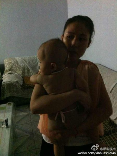 河南林州被民警摔伤女婴现身 头部有肿包(图)