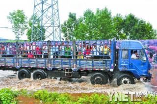 黑龙江一机场用卡车摆渡旅客 官方:因积水临时租用.jpg
