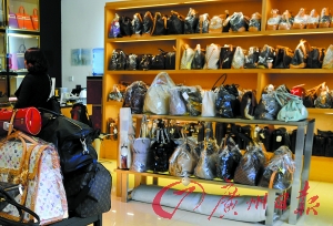 二手奢侈品包袋市场乱象丛生 真假名包混着卖.jpg