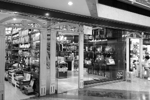 境外奢侈品店“看人下菜单” 买6个爱马仕包4个假货.jpg
