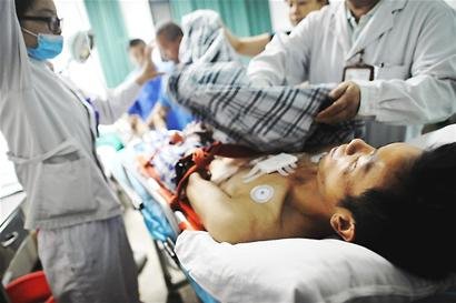 成都闹市砍人案凶手被擒：曾三次挥刀捅自己