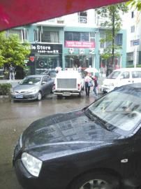 四川遂宁交警公车接小孩 回应称民警搭妻女回家吃饭.jpg