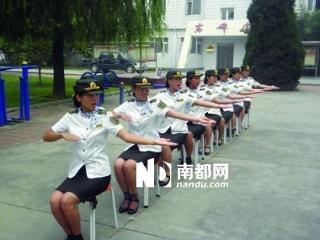河北收费站工作人员练仪态遭调侃 网友称像伸手要钱.jpg