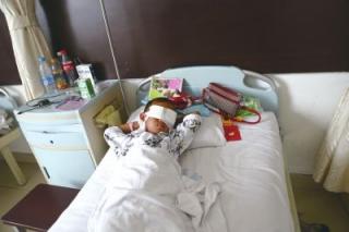 山西男童双眼被挖案受害者父母讲述案发.jpg