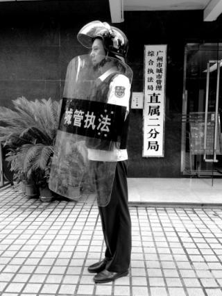 广州城管装备升级：手套刀砍无恙 对讲机覆盖全市.jpg