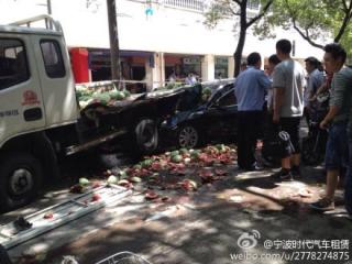 宁波比亚迪撞倒一男一女 司机当街砍杀被撞男子.jpg