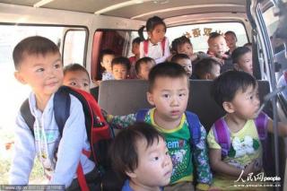河南信阳一面包车当校车 6座挤着28个孩子.jpg