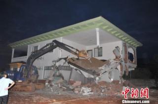 江西进贤县一局长违规建豪楼被拆除 责任人受处.jpg