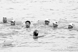 浙江15名环保局长下水游泳 兰溪环保局长称呛水.jpg