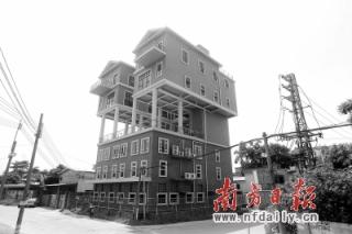广东石碣“空中吊脚别墅” 引热议 单层面积300平米.jpg