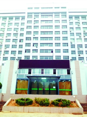 河南濮阳一鲜奶店开进政府大楼遭曝光 被限期迁出.jpg
