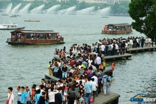 西湖涌入百万游客 网友调侃：法海被人海挤下水.jpg