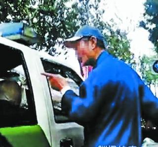 大爷训斥城管走红：你本身就违法执什么法.jpg