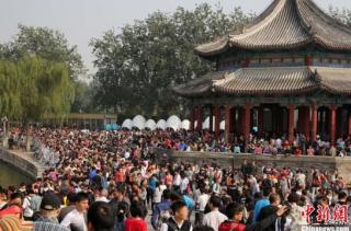 “中国式休假”成难负之重 拿什么拯救国人休息福利.jpg