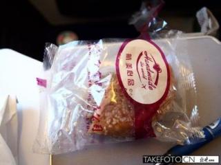 国航烧饼过期引质疑 回应称系日期打错.jpg